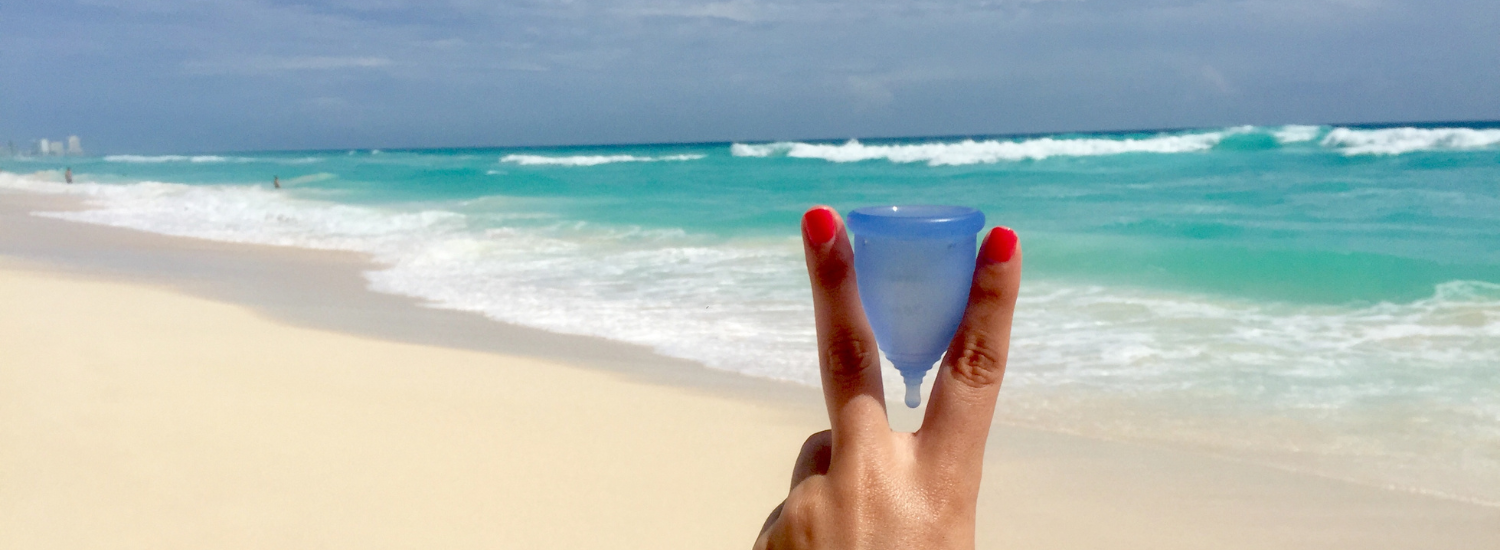 Copa menstrual BLOOM corta con fondo en el mar