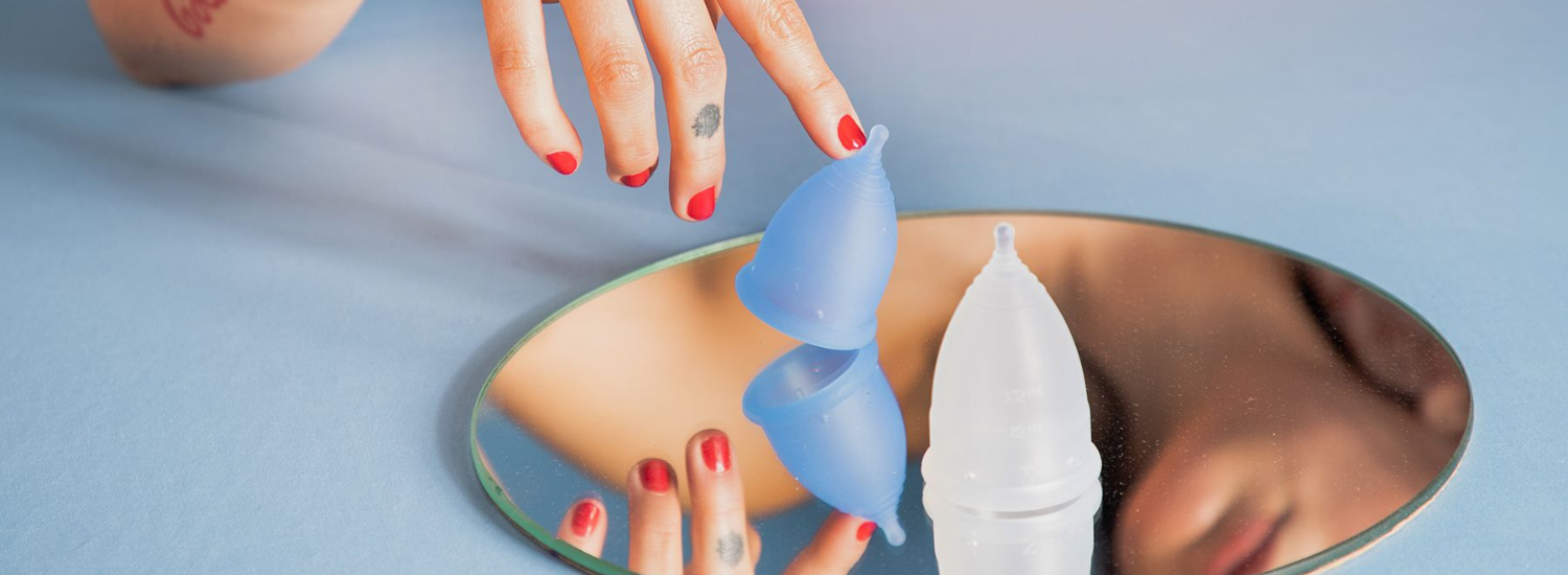 Las dos copas menstruales BLOOM: corta (azul) y grande (transparente)
